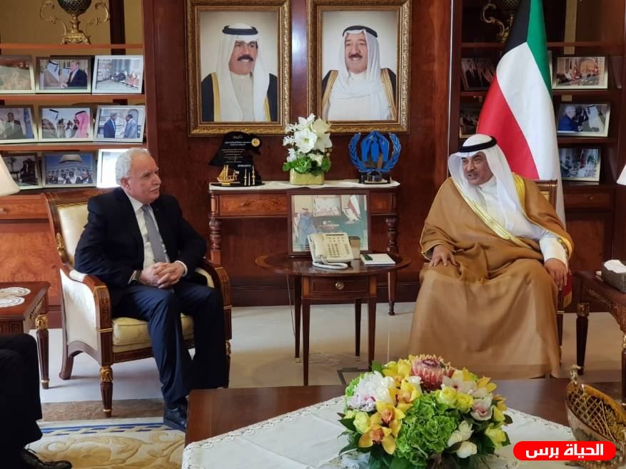 سفير فلسطين لدي الكويت يسلم رسالة خطية للوزير رياض المالكي 